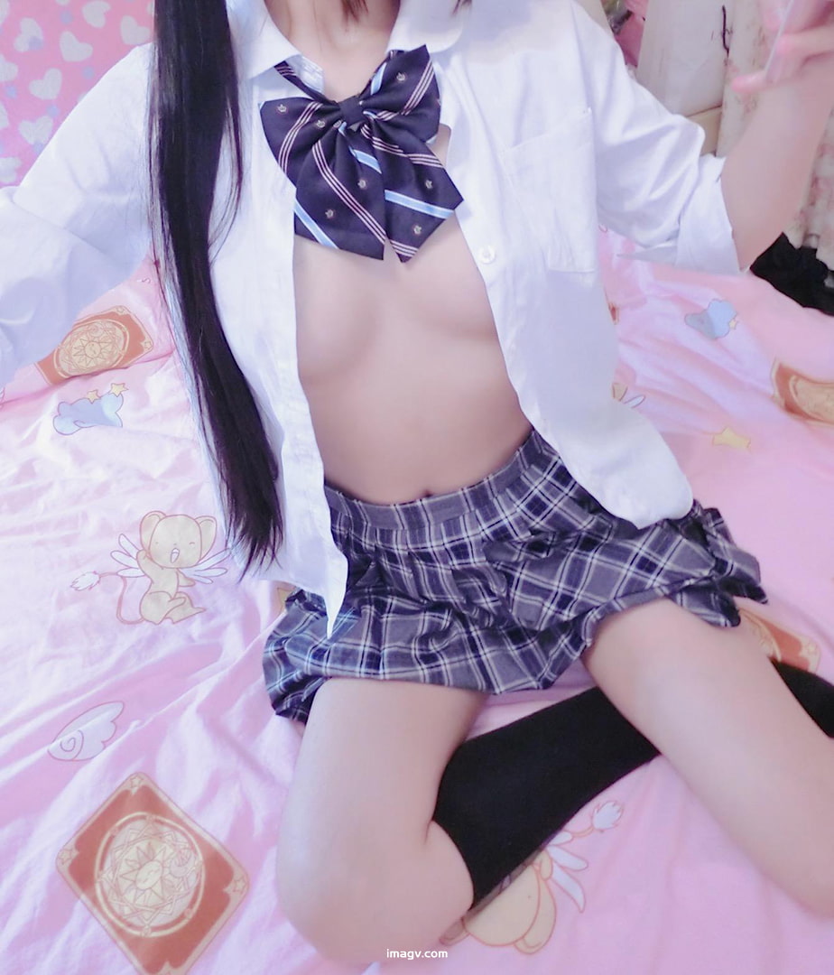 008 萌白酱(甜味弥漫) – jk学生制服 黑膝袜 32P+4V 0.9GB插图1